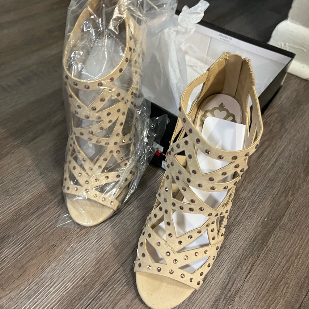 Fergalicious, Heel in Nude, size 9